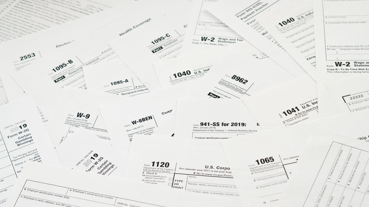 What’s the Difference Between 1099 and W-2 Forms?