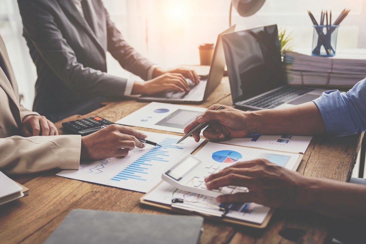 Why High-Net-Worth Investors Need Custom Portfolio Management Plans